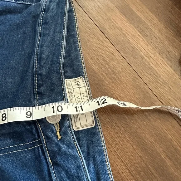 FREE PEOPLE WOMEN'S DARK WASH HIGH RISE JUST FLOAT ON FLARE JEANS size 25 - Picture 6 of 9